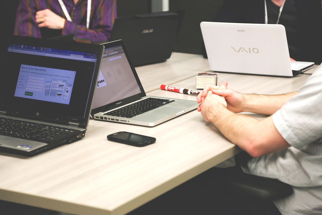 How to Give Feedback That Doesn't Put People on the Defensive